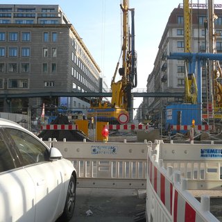 Großflächig aufgestellte Absperrungen für den Fußgängerübergang.