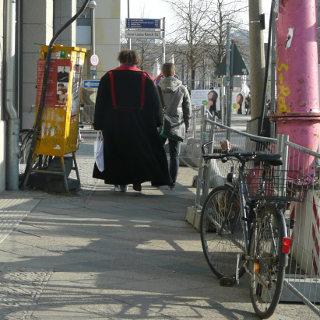 Eine viel Platz einnehmende Fußgängerin an einer Engstelle. (Foto: Elisabeth Güth, FUSS e.V.)